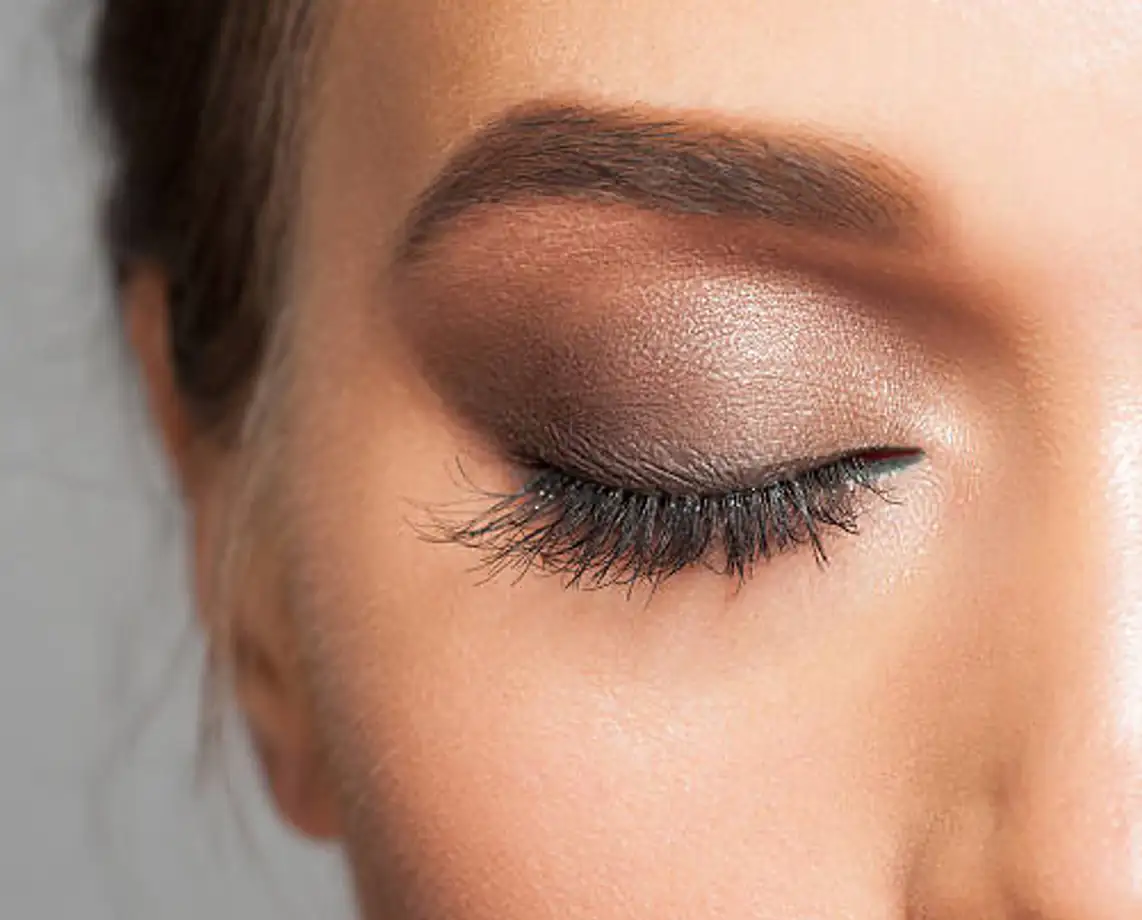 Soft Glam Μακιγιάζ για την Ημέρα της Ανάστασης: Οδηγός για ένα Λαμπερό Look